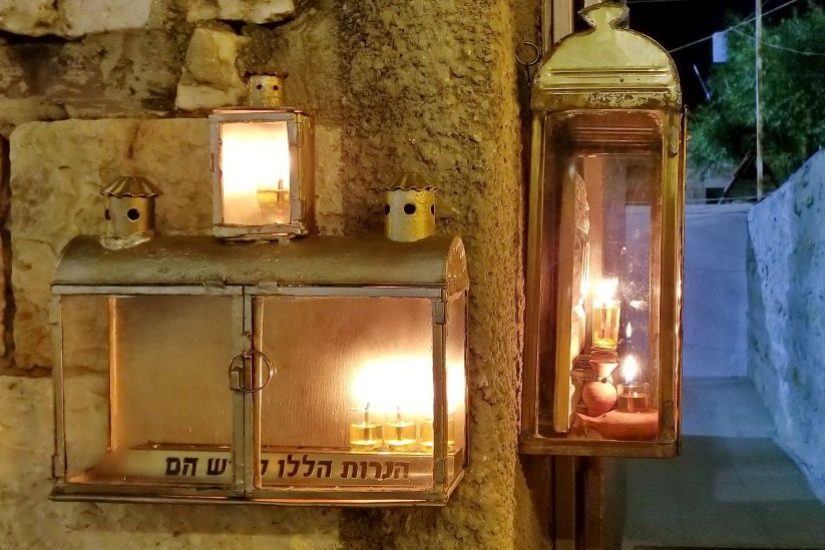חנוכה בירושלים , חנוכיה בנחלאות. צילום אושרה דיין מתוך אתר פיקיויקי